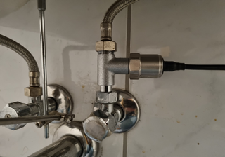 Monitor installed on the angle valve under a wash basin using the supplied T-piece